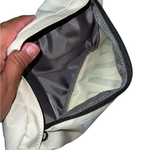 🟡Levi's Logo Sling Bag - Picture 2 of 5